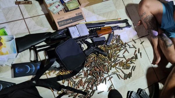 Policía captura a 5 presuntos miembros del PCC e incauta armas de guerra en PJC