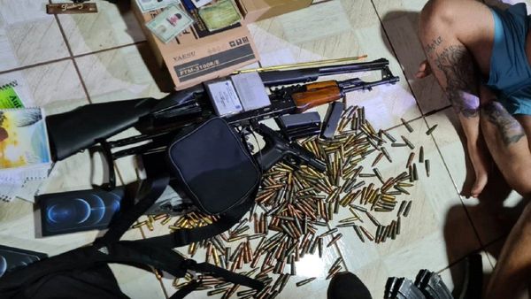 Policía captura a 5 presuntos miembros del PCC e incauta armas de guerra en PJC