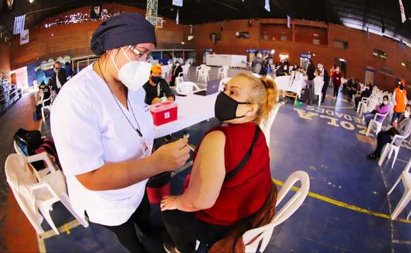 Vacunación con primera dosis anticovid llega este sábado a barrios del departamento Central - .::Agencia IP::.