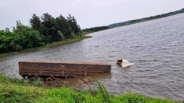 Camión cae a un lago y el chófer sale con vida en Itapúa