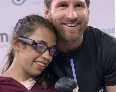 Lionel Messi a través de un proyecto  proporciona lentes con Inteligencia Artificial a personas no videntes.
