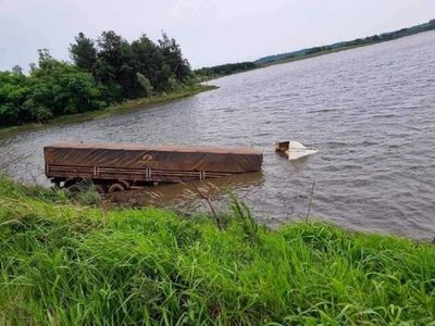Camión cae a un lago y el chofer sale con vida, en Itapúa