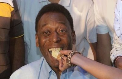 Pelé celebra animado sus 81 años de vida