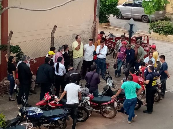 Trabajadores municipales de Carapeguá insisten en cobrar sus salarios atrasados - Nacionales - ABC Color