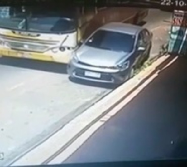 Chofer distraído chocó contra un automóvil estacionado en San Lorenzo - Paraguay.com