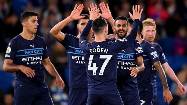 Manchester City golea y sigue la estela del Chelsea