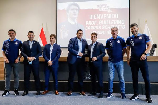 Guillermo y la presentación de todo el cuerpo técnico - Selección Paraguaya - ABC Color
