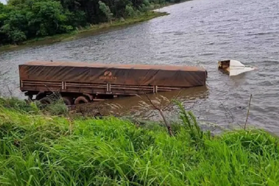 Chofer cae con su camión a un lago y sale con vida - Noticiero Paraguay