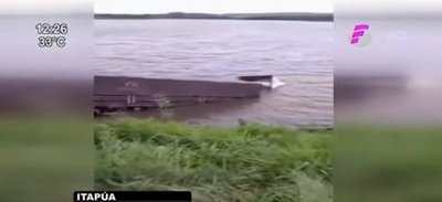 Camión de gran porte cae a un lago de Obligado en Itapúa | Noticias Paraguay