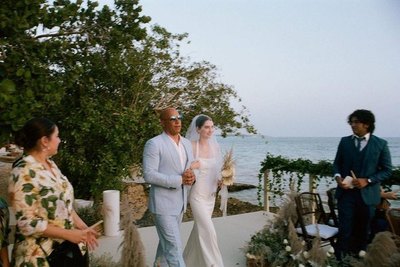 Crónica / EL MEJOR AMIGO. Vin Diesel acompañó a la hija de Paul Walker al altar