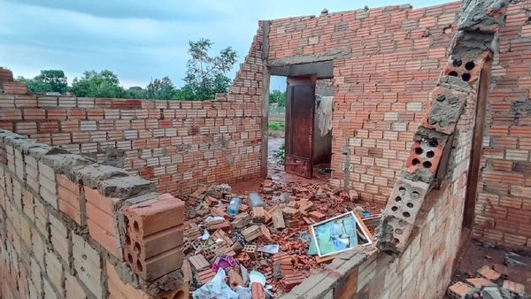 Vientos superiores a los 100 Km/h causaron destrozos en varias zonas del país
