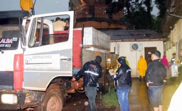 Municipalidad de CDE entrega chapas a damnificados por el temporal