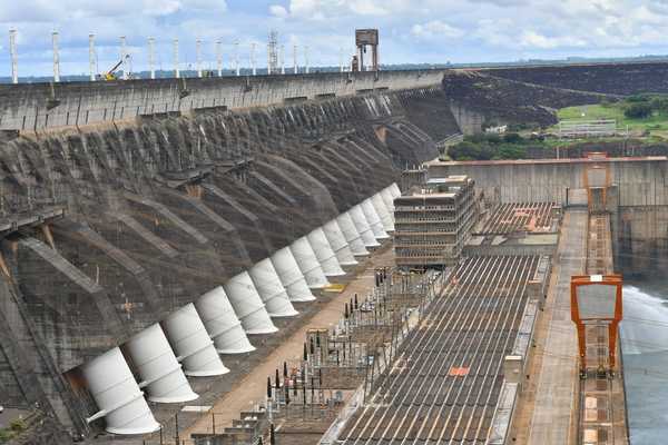 Compuertas del vertedero de ITAIPU se abrieron debido a desconexión de líneas de transmisión de 765 kV afectadas por temporal