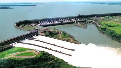 Temporal obligó a abrir compuertas de Itaipú