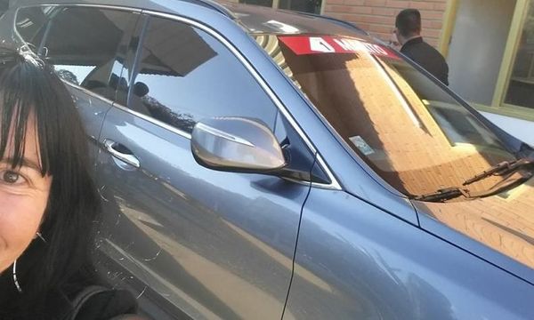 Una profesora ignaciana se sacó una selfie con la camioneta de Marito