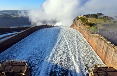 Se desconectaron líneas de transmisión: Itaipu tuvo que abrir compuestas tras el temporal  - Nacionales - ABC Color