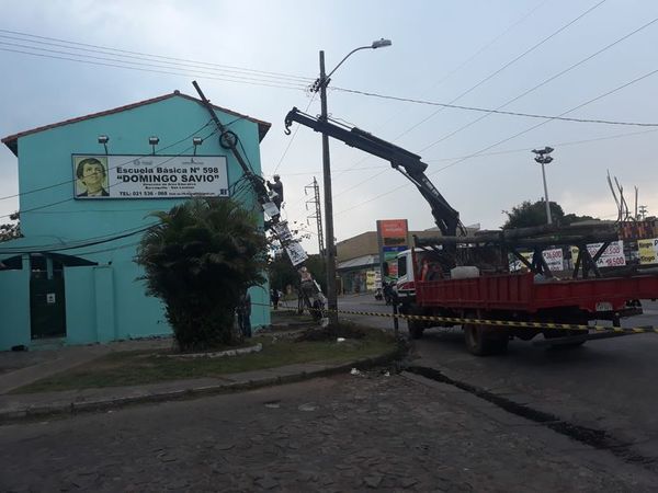 Columna cayó sobre una escuela luego que camión arrastrará tendido eléctrico en San Lorenzo - Nacionales - ABC Color