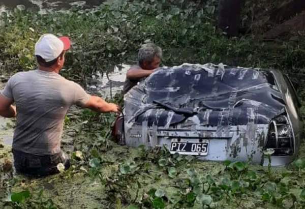 Hombre muere tras caer su vehículo al agua en Puerto Pinasco - Noticiero Paraguay