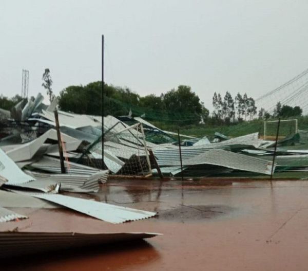 Vientos superiores a los 100 Km/h causaron destrozos en varias zonas del país