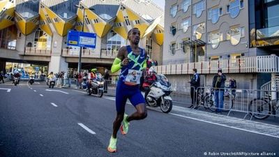 El belga Bashir Abdi, récord de Europa de maratón en Rotterdam