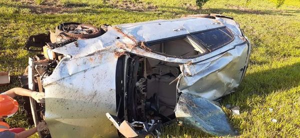 Vuelco de vehículo deja tres jóvenes heridos en Yguazú - La Clave