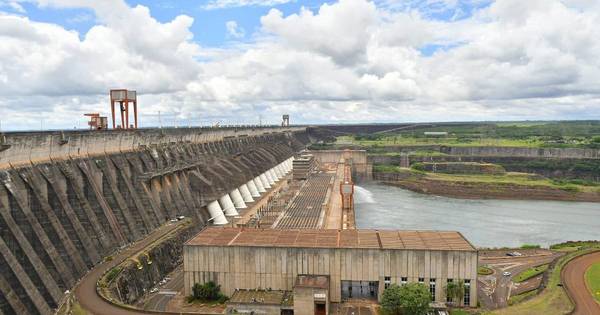 La Nación / Compuertas del vertedero de Itaipú se abrieron debido a desconexión de líneas de transmisión
