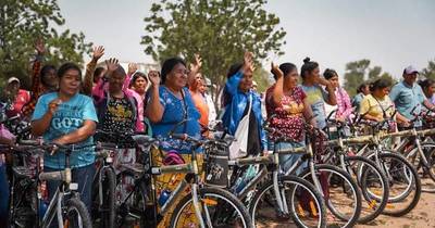 La Nación / Artesanas nivaclé recibieron 50 bicicletas para acortar distancias de desplazamiento