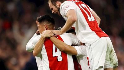 El Ajax arrolla en el clásico y apuntala el liderato