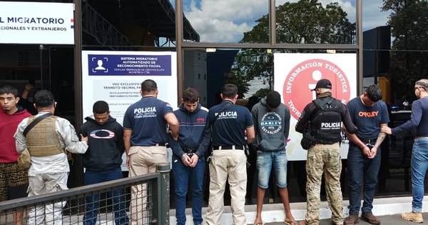 La Nación / Entregaron a policía de Foz a cinco criminales detenidos en Amambay