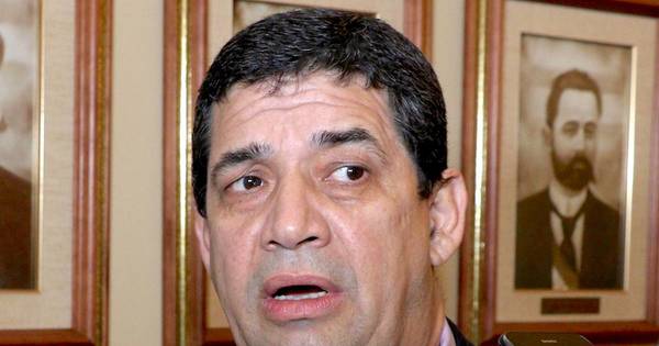 La Nación / Al grito de “¡bandido!”, repuntan a Hugo Velázquez de local de votación