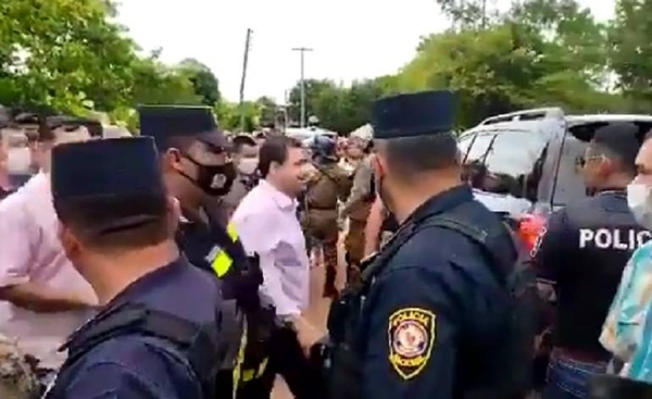 Diario HOY | Al grito de "¡bandido!", escrachan a Hugo Velázquez en un local de votación en Canindeyú