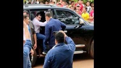 Yvy Pytã: Escrachan a Hugo Velázquez durante jornada electoral
