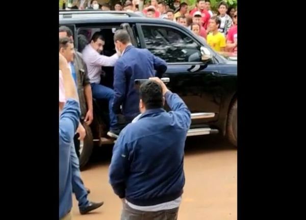 Escrachan a Hugo Velázquez durante jornada electoral