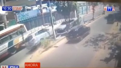 Choque frontal entre vehículos en San Antonio | Noticias Paraguay