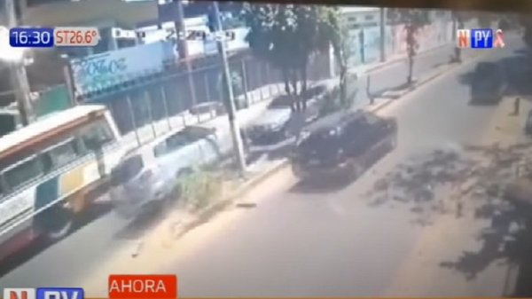Choque frontal entre vehículos en San Antonio | Noticias Paraguay