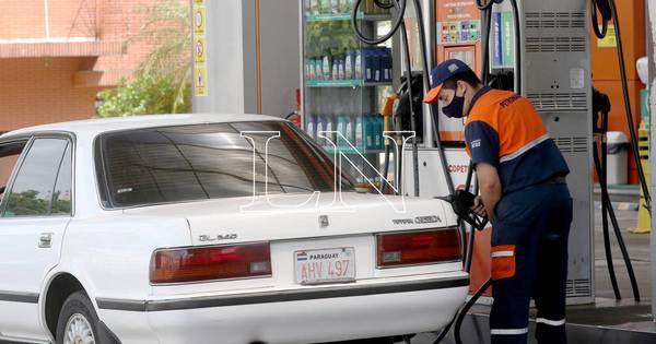 La Nación / El precio del combustible más bajo en Argentina es un efecto “artificial”, explican
