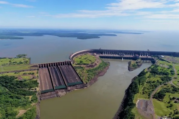 Vertedero de Itaipú volvió a cerrar sus compuertas y se normalizó la operación