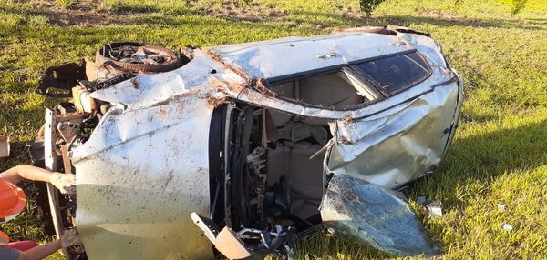 Tres heridos en vuelco de vehículo