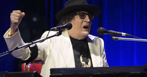 La Nación / Charly García festeja al piano su cumpleaños 70