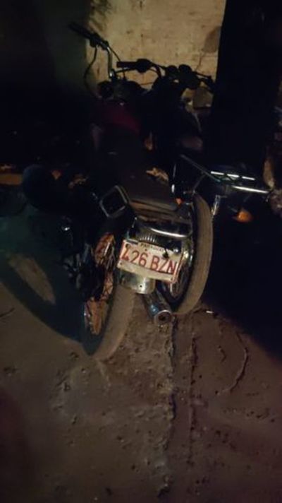 Motociclista sufre lesiones y disparo accidental de arma de fuego tras caída