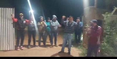 Trabajadores municipales cierran acceso al vertedero exigiendo pago de salarios - Nacionales - ABC Color