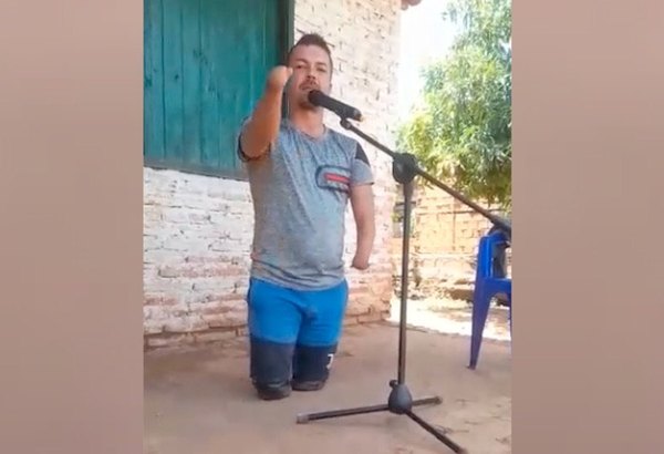 Crónica / ROMPIENDO BARRERAS. Vendedor ambulante cautivó con su canto