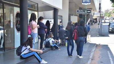 Estudiantes también sufren por regulada  de buses en pandemia