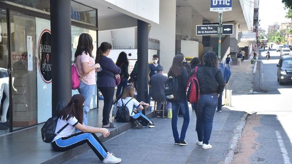 Estudiantes también sufren por regulada de buses en pandemia