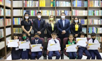 Realizan concurso de lectura oral para niños