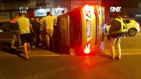 Accidente en viaducto: Conductora fue rescatada ilesa - SNT