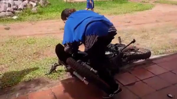 Destrozó la moto de su suegro kue porque no le dejó ver a su ex
