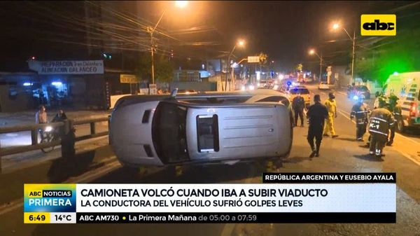 Camioneta volcó cuando iba a subir a viaducto - ABC Noticias - ABC Color