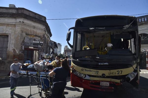 Accidente de tránsito entre dos colectivos y un auto deja varios heridos - Nacionales - ABC Color