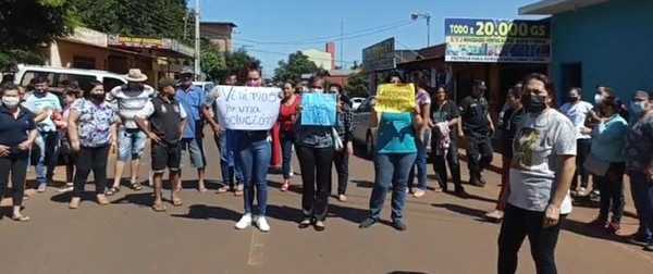 Vecinos se movilizan en contra de aguatera privada por falta de agua potable - La Clave